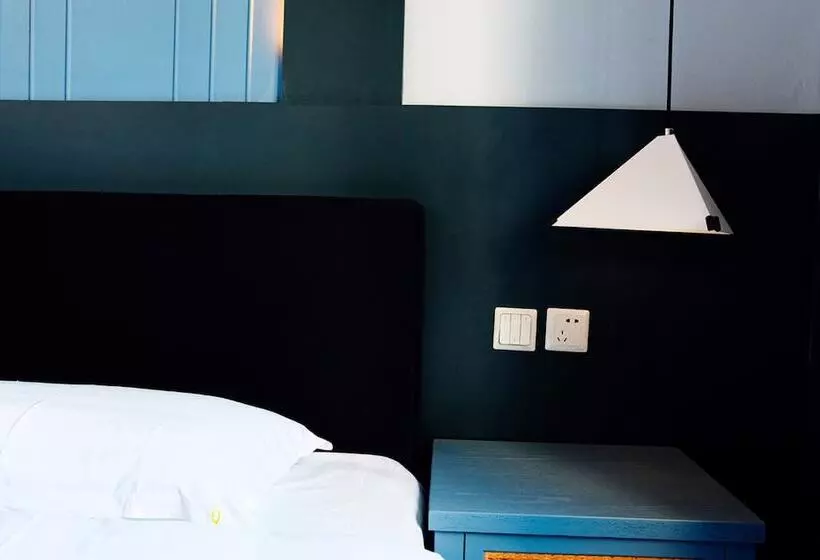 Kunming Upland International Youth Hostel Near The City Center , 2 Mins Walk To The Green Lake,3 Min