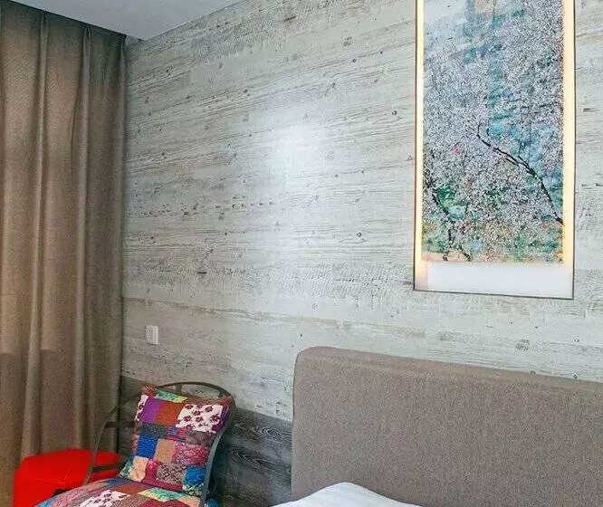 Kunming Upland International Youth Hostel Near The City Center , 2 Mins Walk To The Green Lake,3 Min