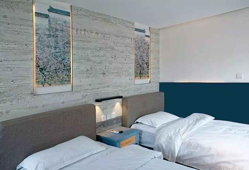 Kunming Upland International Youth Hostel Near The City Center , 2 Mins Walk To The Green Lake,3 Min