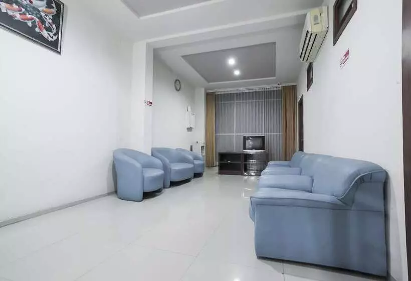 ホテル Reddoorz @ Panglima Sudirman
