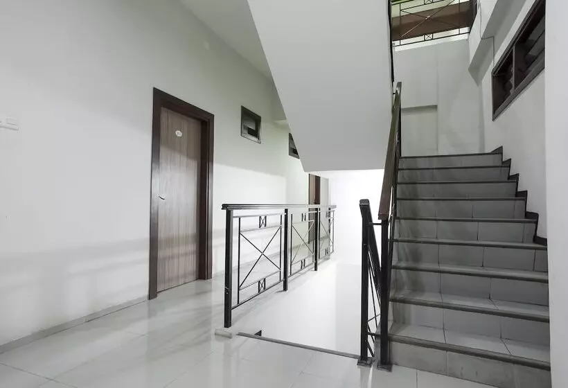 ホテル Reddoorz @ Panglima Sudirman