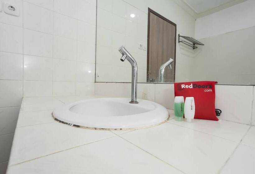 Hotel Reddoorz @ Panglima Sudirman