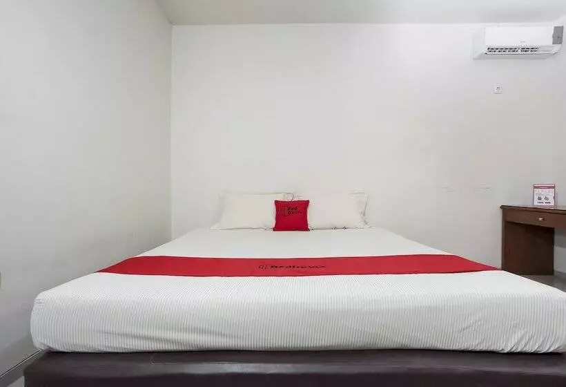 ホテル Reddoorz @ Panglima Sudirman