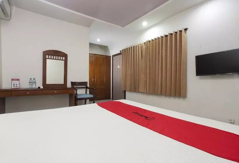 ホテル Reddoorz @ Panglima Sudirman