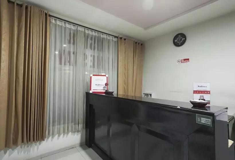 ホテル Reddoorz @ Panglima Sudirman