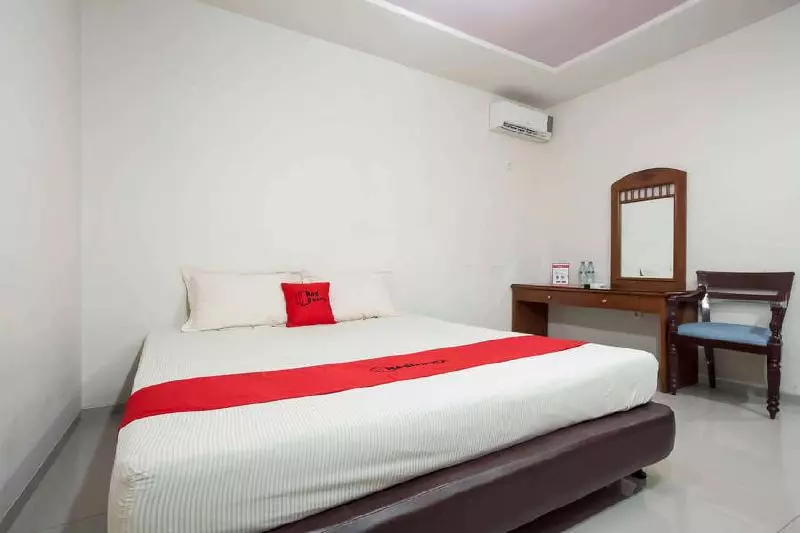 ホテル Reddoorz @ Panglima Sudirman