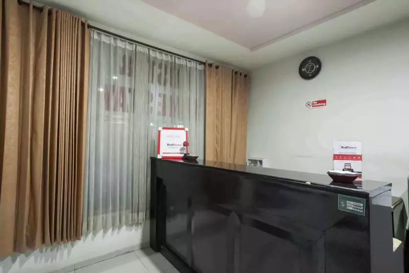 ホテル Reddoorz @ Panglima Sudirman