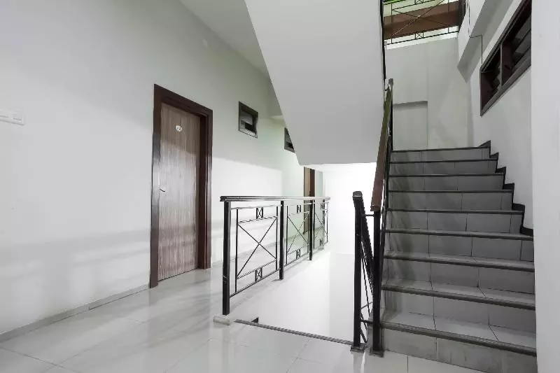 ホテル Reddoorz @ Panglima Sudirman