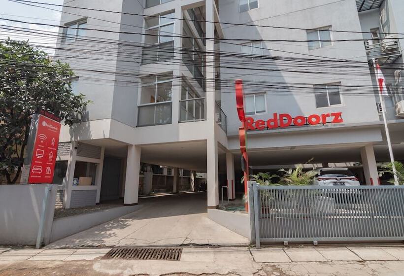 Hotel Reddoorz Plus @ Dago Pojok 3