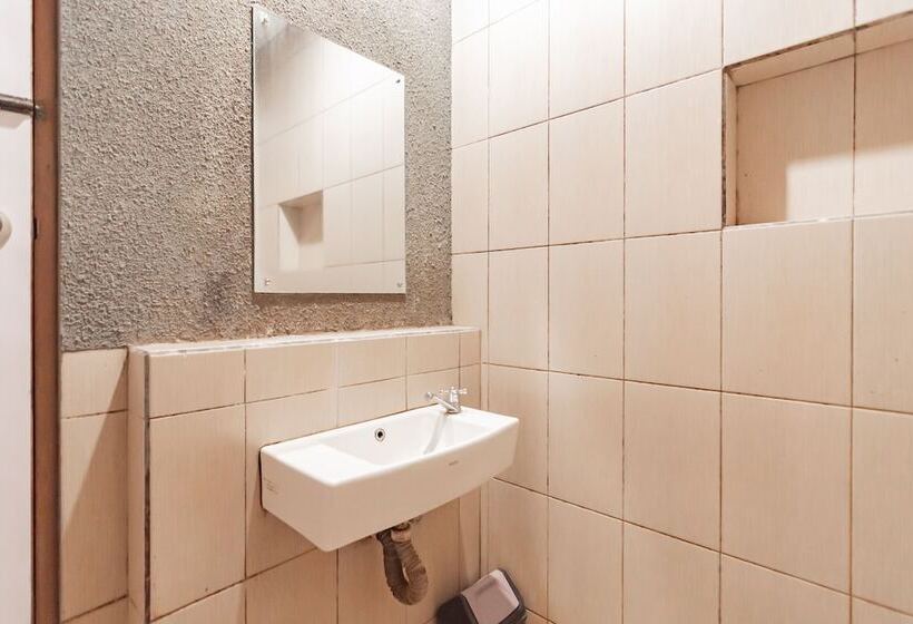 Hotel Reddoorz Plus @ Dago Pojok 3