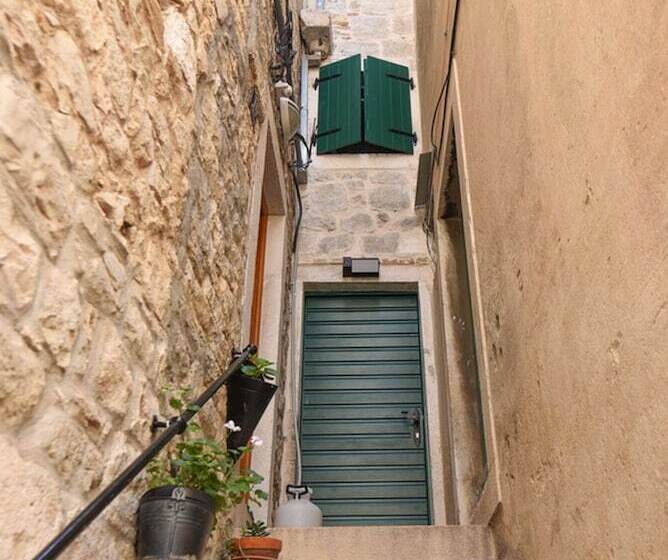 پانسیون Pylon Rooms