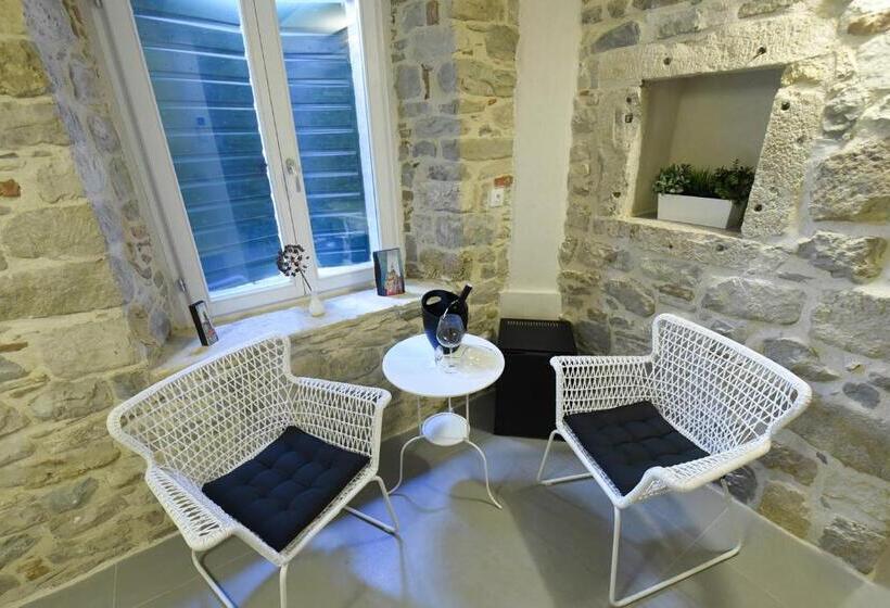 پانسیون Pylon Rooms