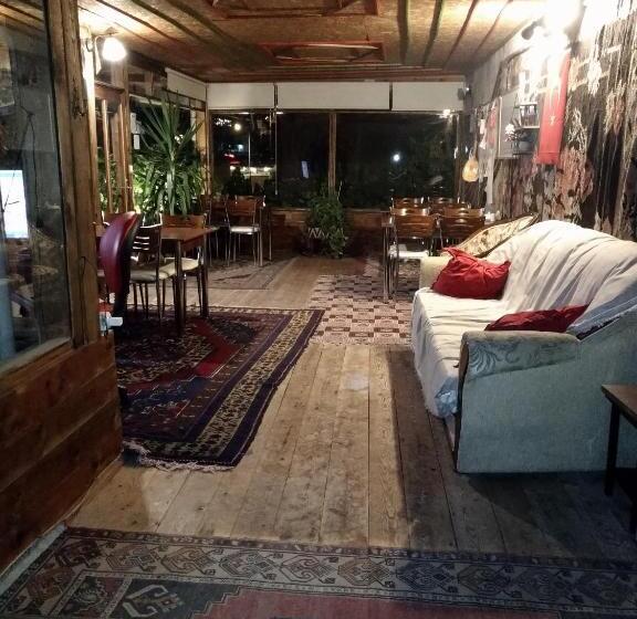 فندق Falcon Cave Suites