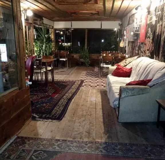 Hotelli Falcon Cave Suites
