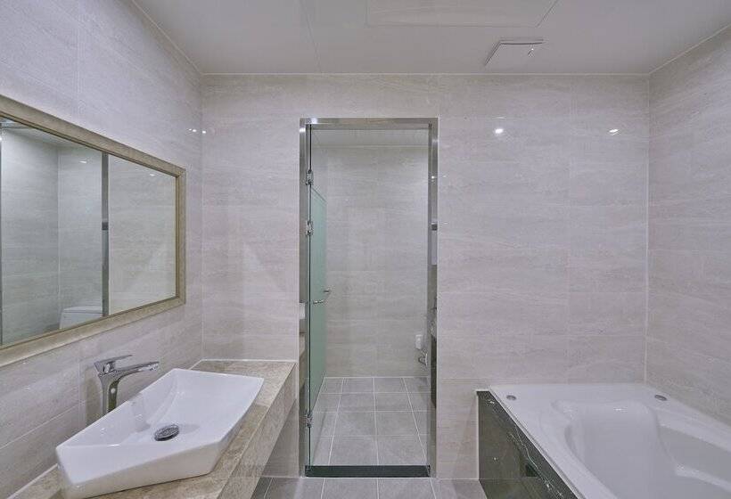 هتل Gwangju Madrid