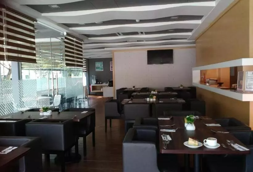 Otel Lumut Suites