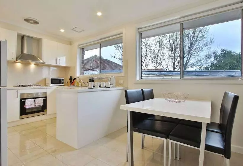 Ivy Units Glen Waverley