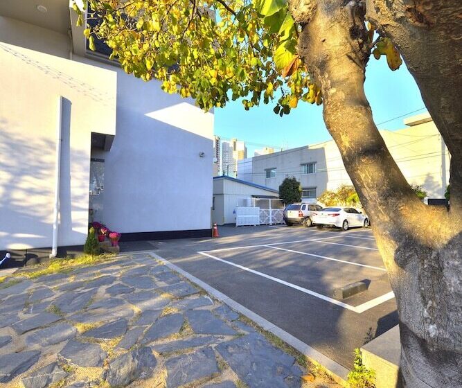 Pension (Hôtel basse catégorie) With U Hotel & Guesthouse