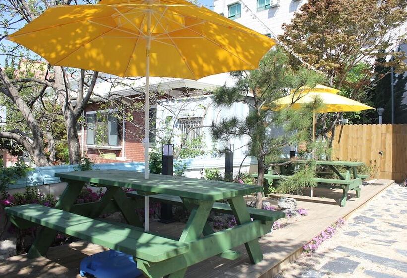 Pension (Hôtel basse catégorie) With U Hotel & Guesthouse