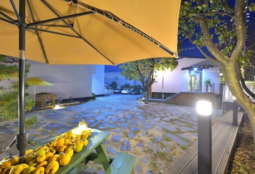 Pension (Hôtel basse catégorie) With U Hotel & Guesthouse