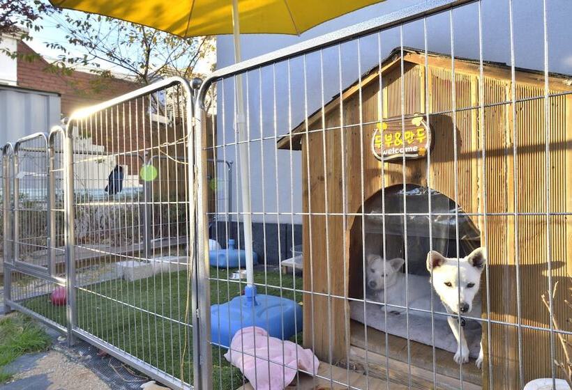 Pension (Hôtel basse catégorie) With U Hotel & Guesthouse