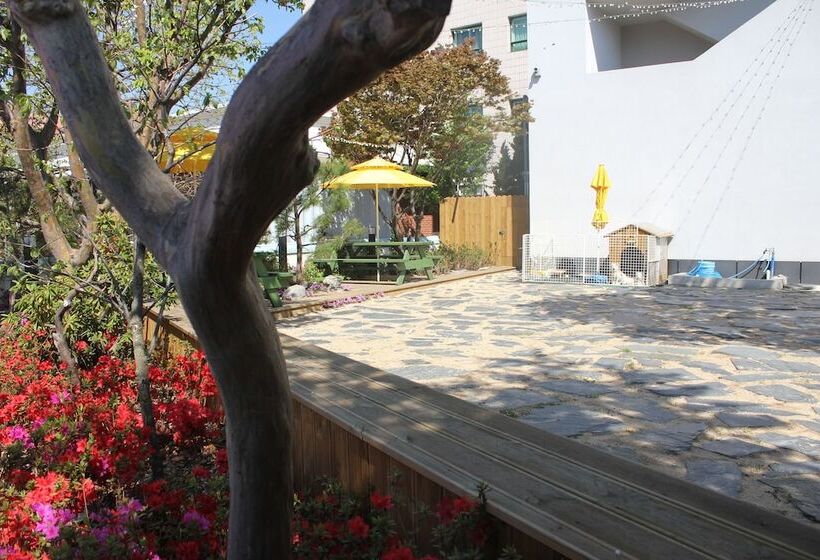 Pension (Hôtel basse catégorie) With U Hotel & Guesthouse