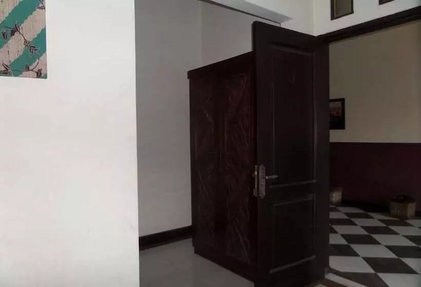 Pensió De Clove Guest House