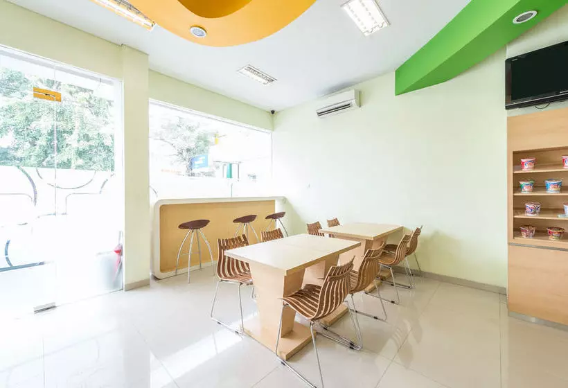 Hotelli Airy Terminal Tirtonadi Ahmad Yani 280 Solo