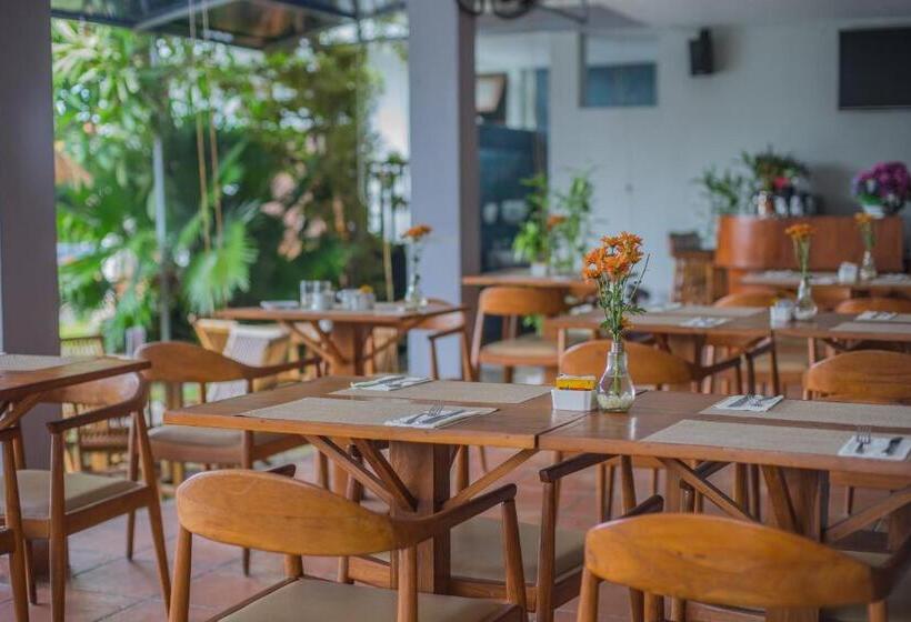 בית מלון כפרי Grand Kesambi Resort And Villas