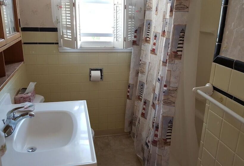 The Beach House Only Six Houses From The Beach