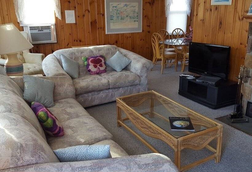 The Beach House Only Six Houses From The Beach