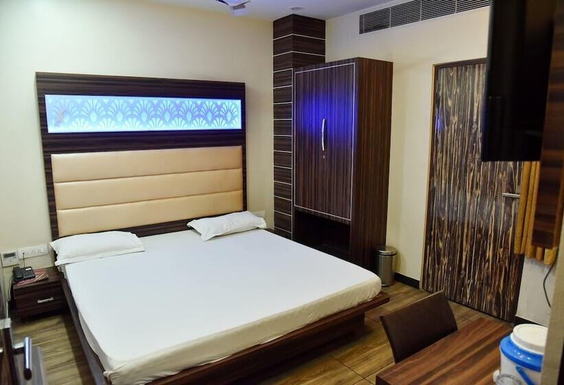 בית מלון כפרי Midtown And Restaurant