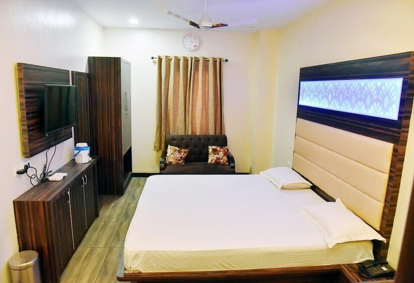 בית מלון כפרי Midtown And Restaurant