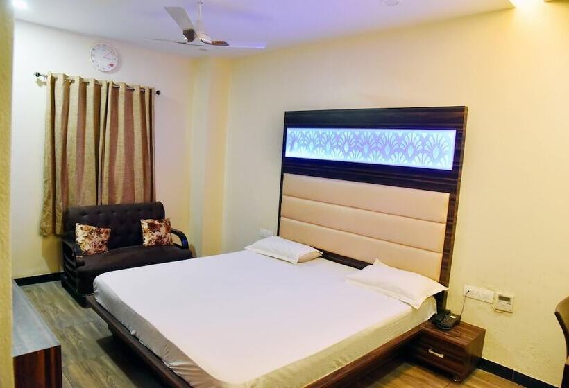 בית מלון כפרי Midtown And Restaurant