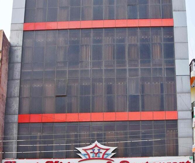 בית מלון כפרי Midtown And Restaurant