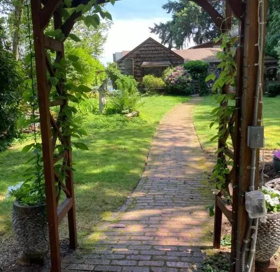 Cottage Lake Bed And Breakfast