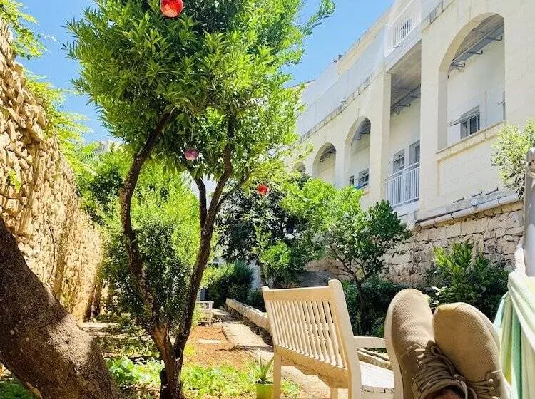 Follow The Sun Boutique Hostel