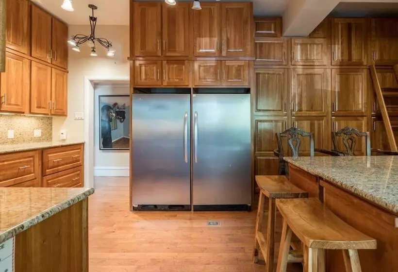 تختخواب و صبحانه Monroe House Executive Suites