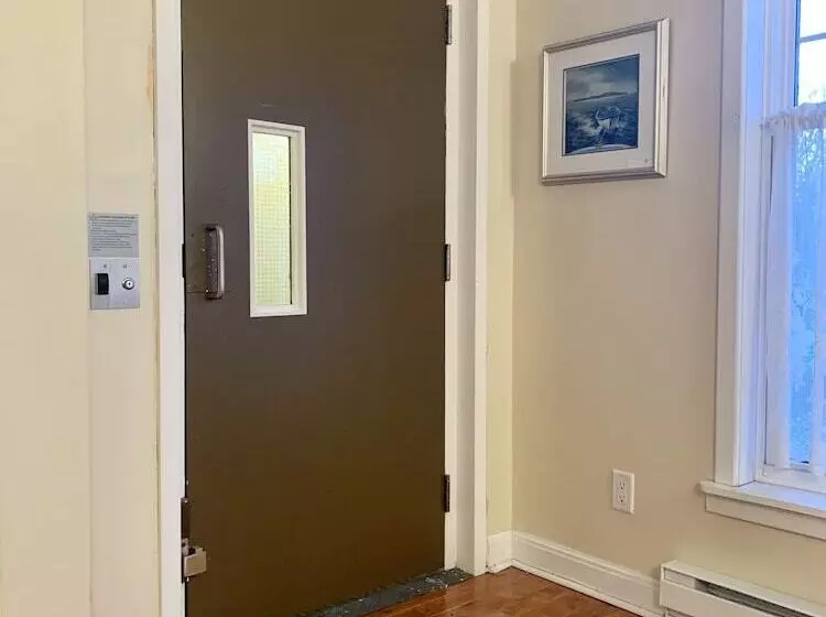 تختخواب و صبحانه Monroe House Executive Suites