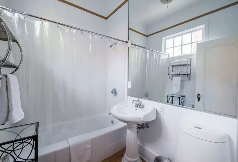تختخواب و صبحانه Monroe House Executive Suites