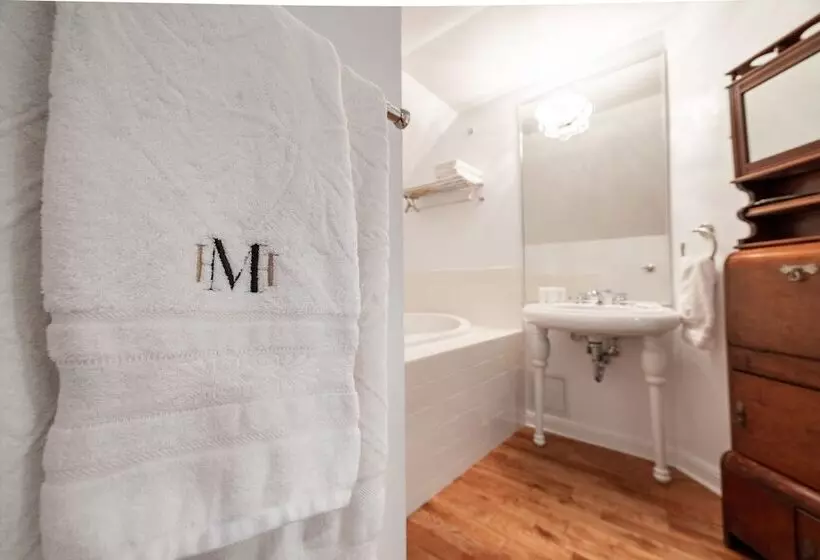 تختخواب و صبحانه Monroe House Executive Suites