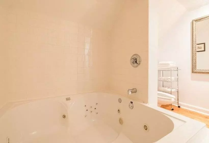 تختخواب و صبحانه Monroe House Executive Suites