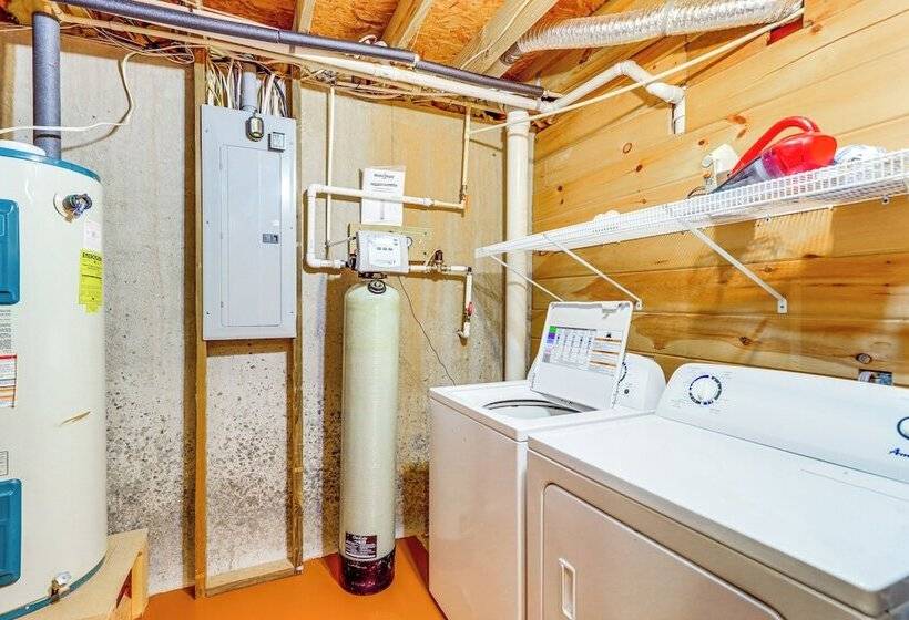 Beautiful Blue Ridge Cabin: Mountain & Lake Views!