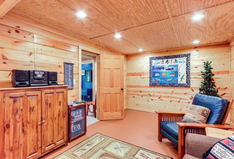 Beautiful Blue Ridge Cabin: Mountain & Lake Views!