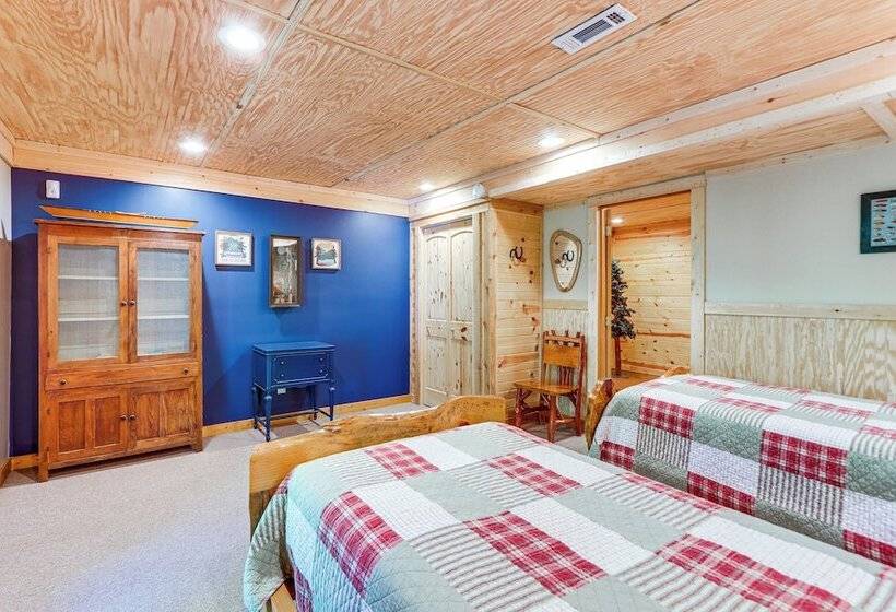 Beautiful Blue Ridge Cabin: Mountain & Lake Views!