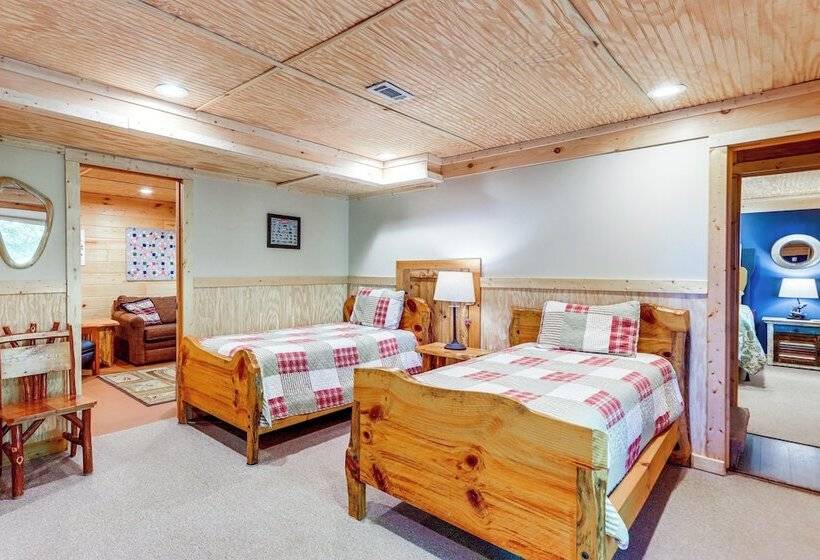 Beautiful Blue Ridge Cabin: Mountain & Lake Views!