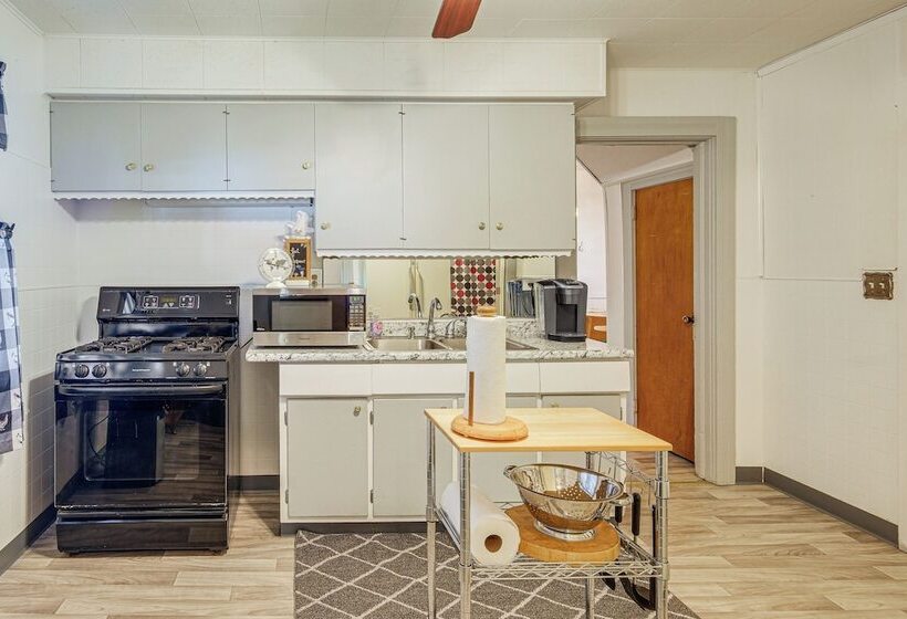 Convenient Cleveland Home ~ 3 Mi To Downtown!