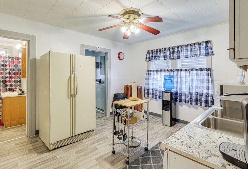 Convenient Cleveland Home ~ 3 Mi To Downtown!