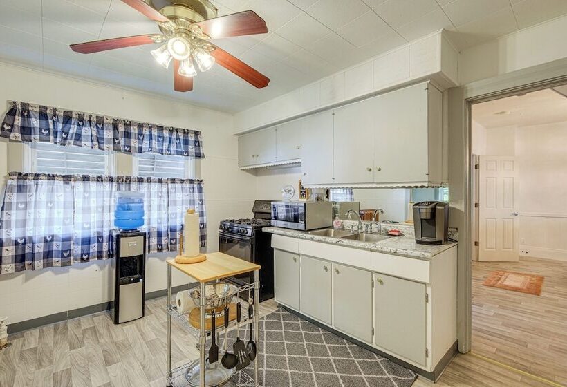 Convenient Cleveland Home ~ 3 Mi To Downtown!