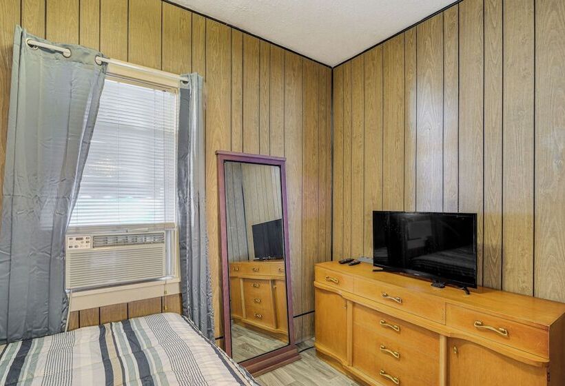 Convenient Cleveland Home ~ 3 Mi To Downtown!